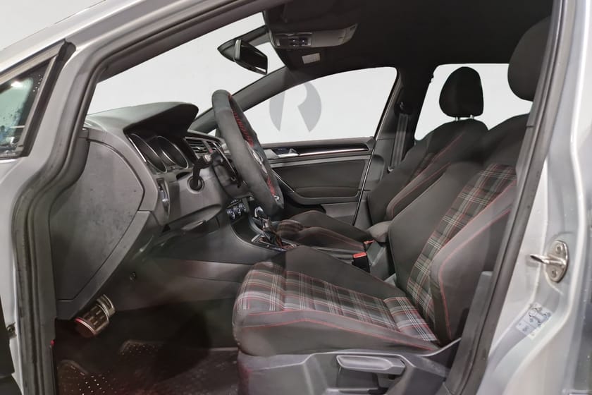 Bild 3 av Volkswagen Golf  GTI Performance 2.0 TSI 230 HK DSG 13000MIL XENON 18"