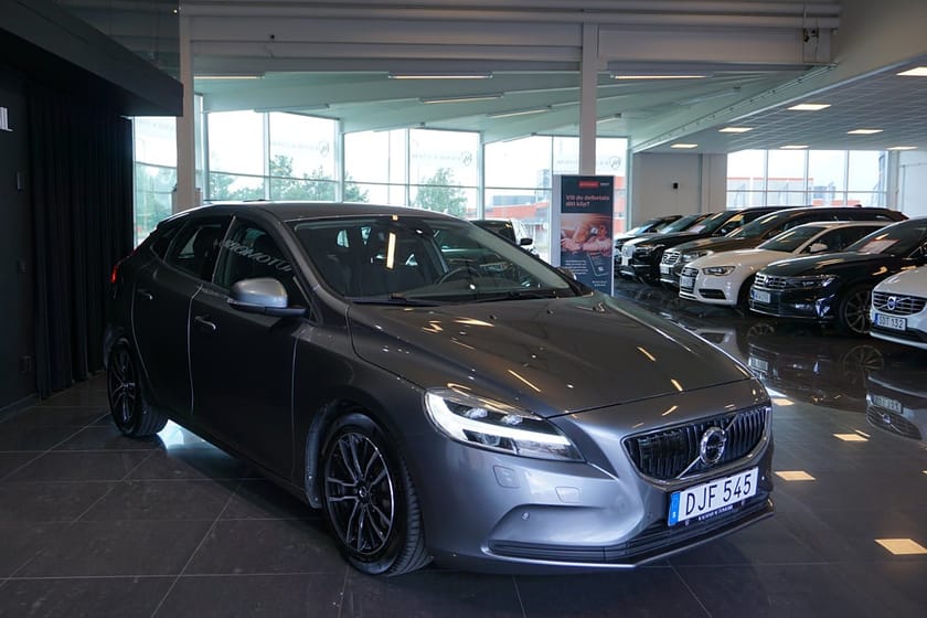 Bild 2 av Volvo V40 D2 Geartronic Momentum 120hk VOC Navi Blis Adaptiv