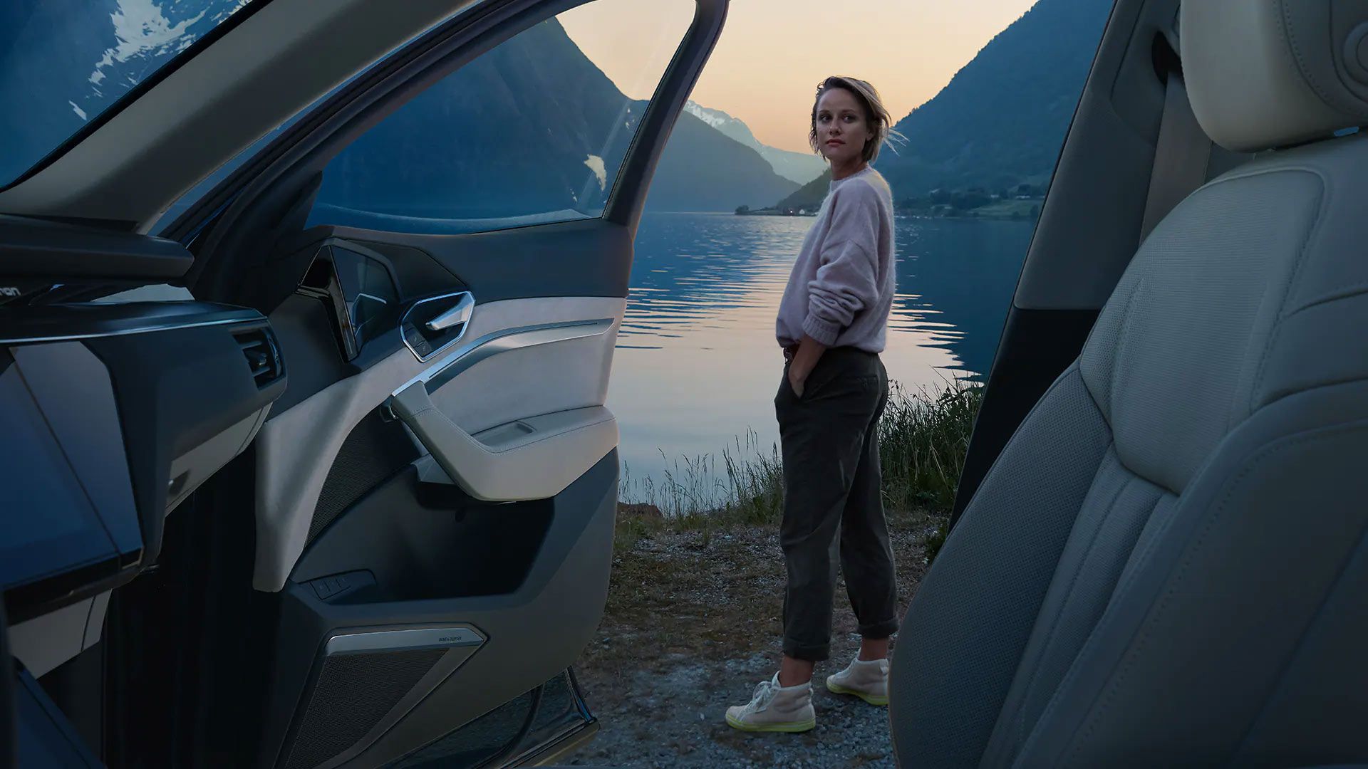 Kvinna står utanför en bil