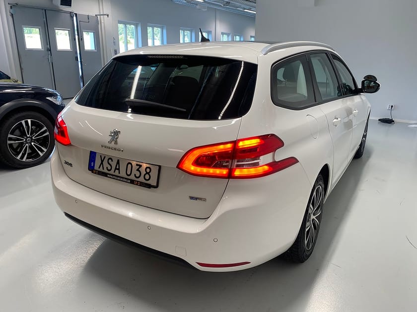 Bild 5 av Peugeot 308 SW 1.2e-THP Active Euro6 Pano Navi Lågamil 3,99% RÄNTA