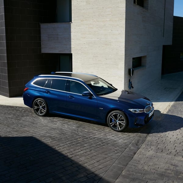 BMW 330e xDrive Touring och Sedan