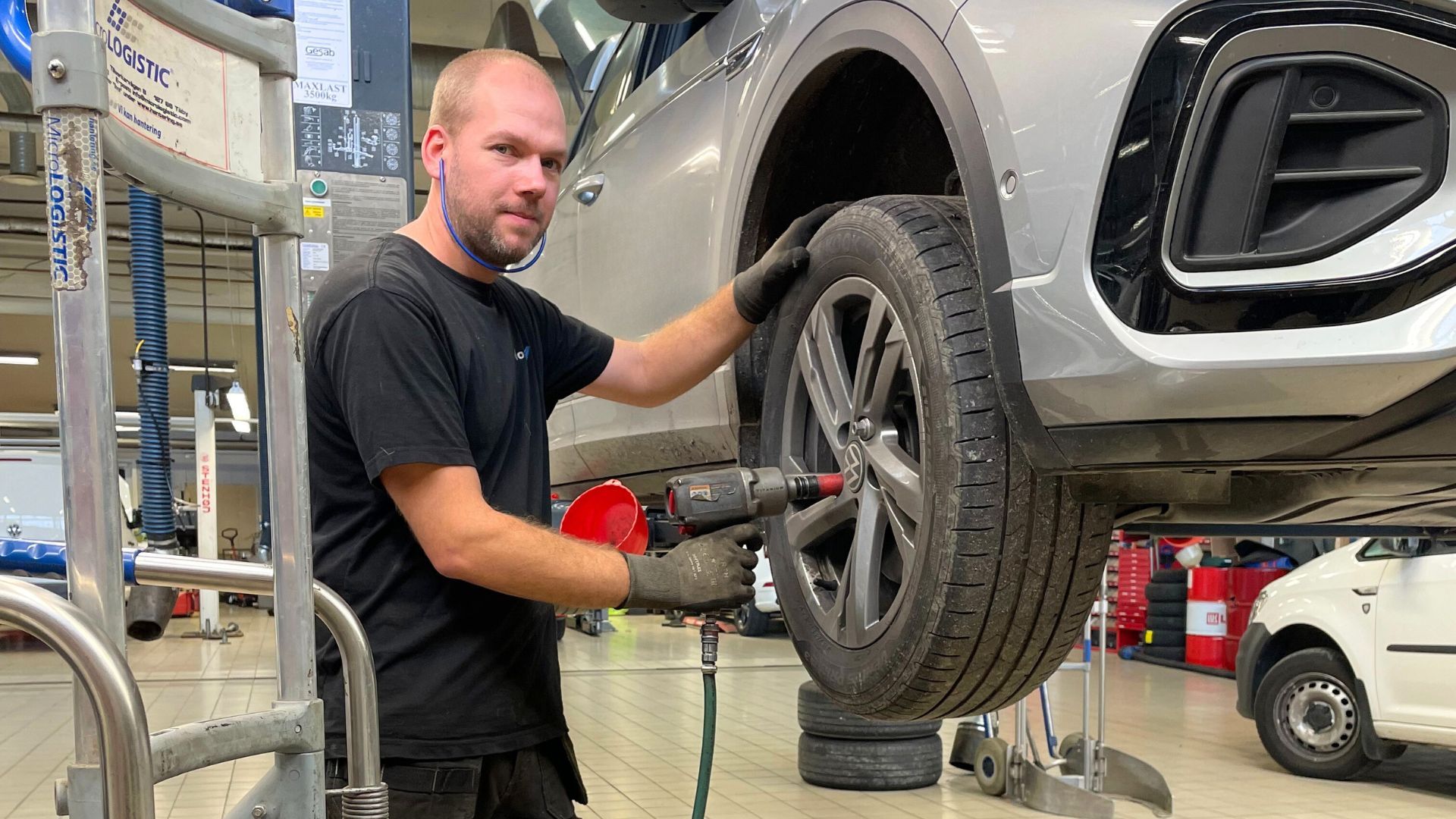 Vit volkswagen parkerad utomhus vid