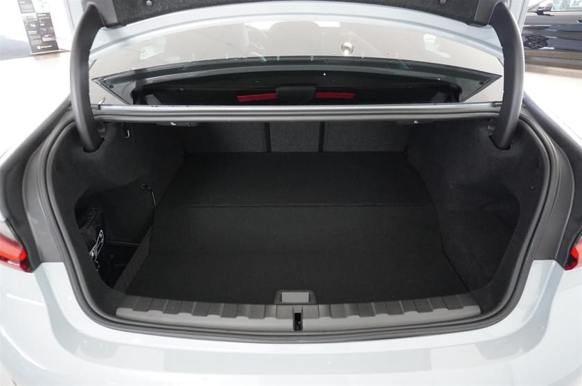 Bild 5 av BMW 330e xDrive Sedan M Sport Active Ed Drag Aktiv Fartpilot HiFi