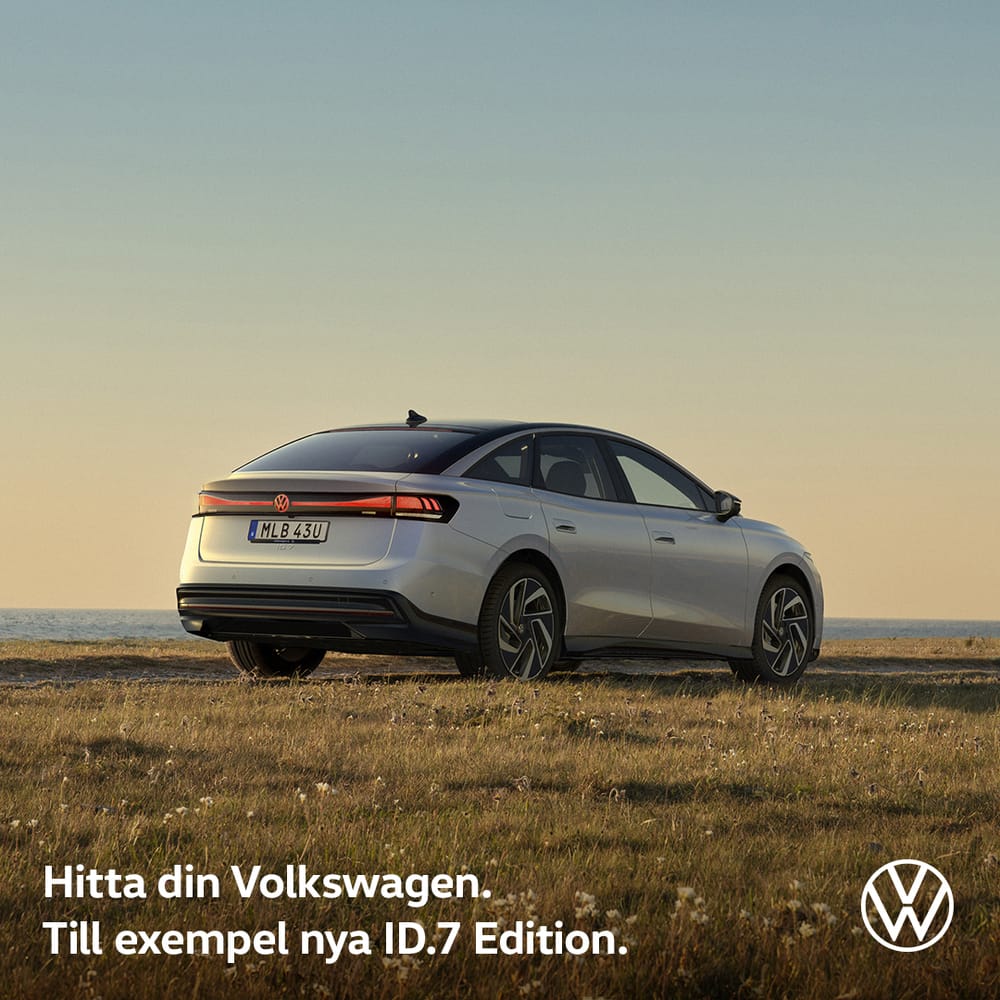 vit volkswagen parkerad utomhus på gräs