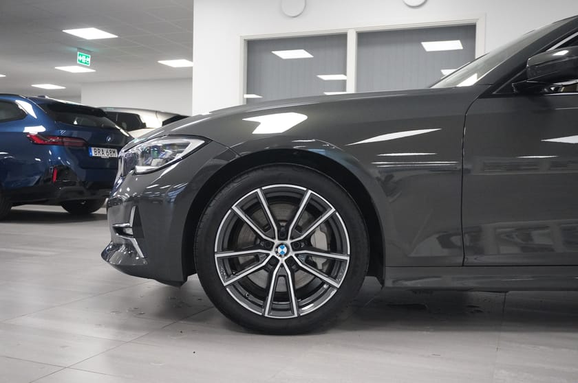 Bild 3 av BMW 330i xDrive Touring Luxury Pano Fartpilot Laser Värmare