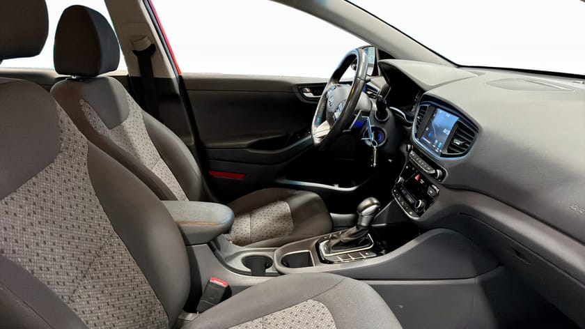 Bild 3 av Hyundai Ioniq Plug-in Laddbox värde 5000kr ingår*