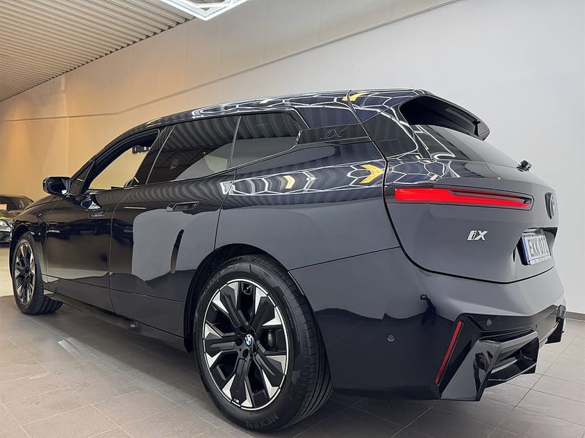 Bild 4 av BMW iX xDrive60 544hk M Sport PanoSky/HK/HUD/Krok/V-hjul/Fri service