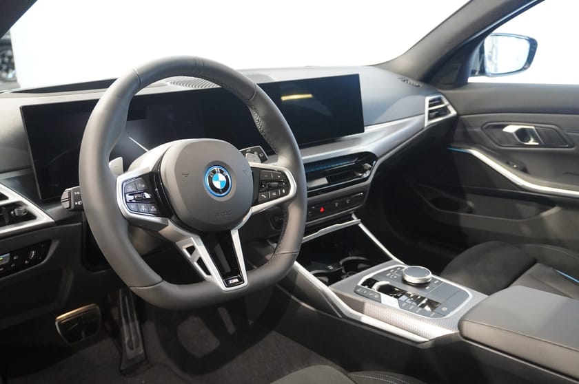 Bild 2 av BMW 330e xDrive Touring M Sport Pro Business Edition Panorama DAP