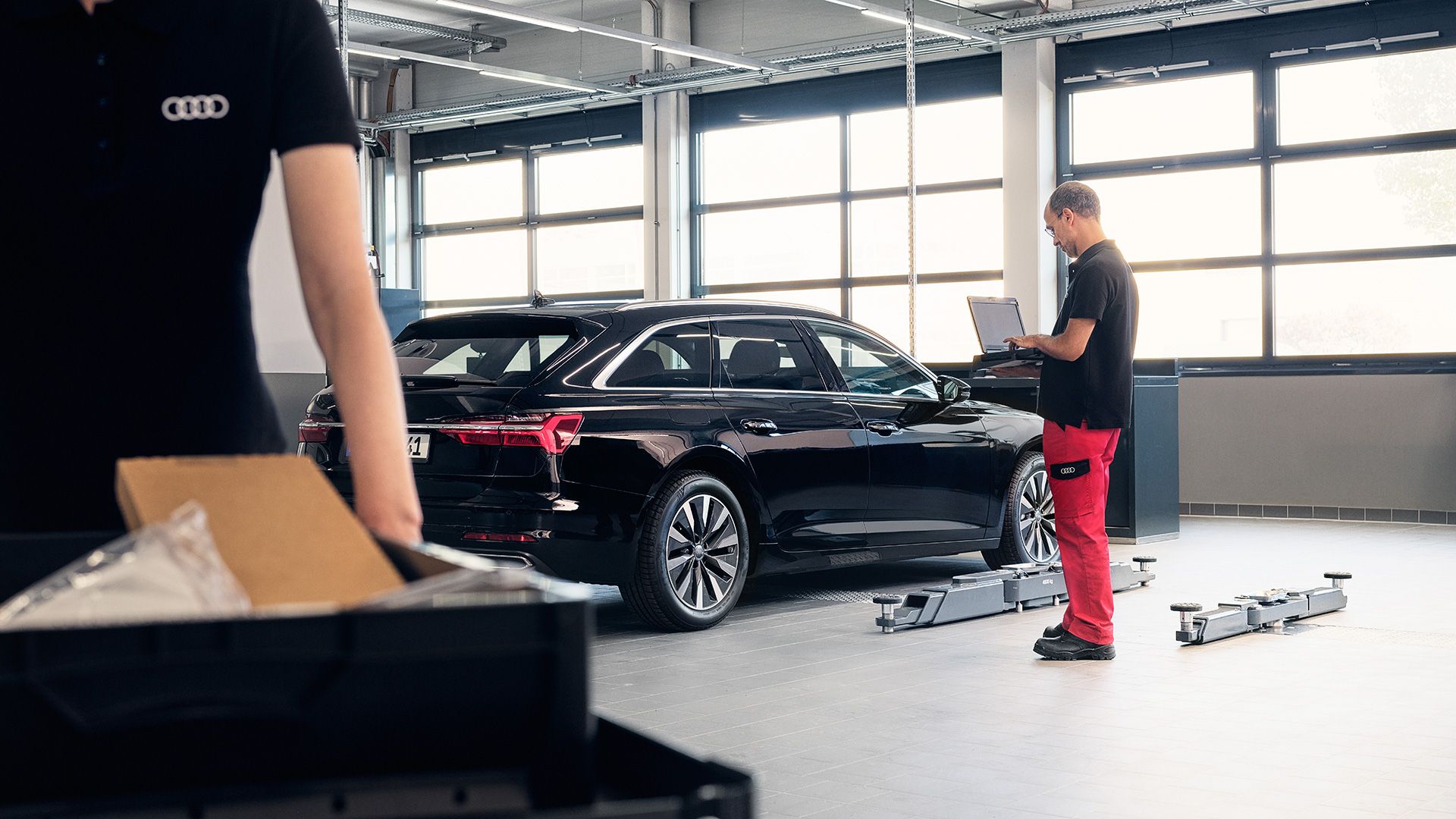 Man servar en audibil