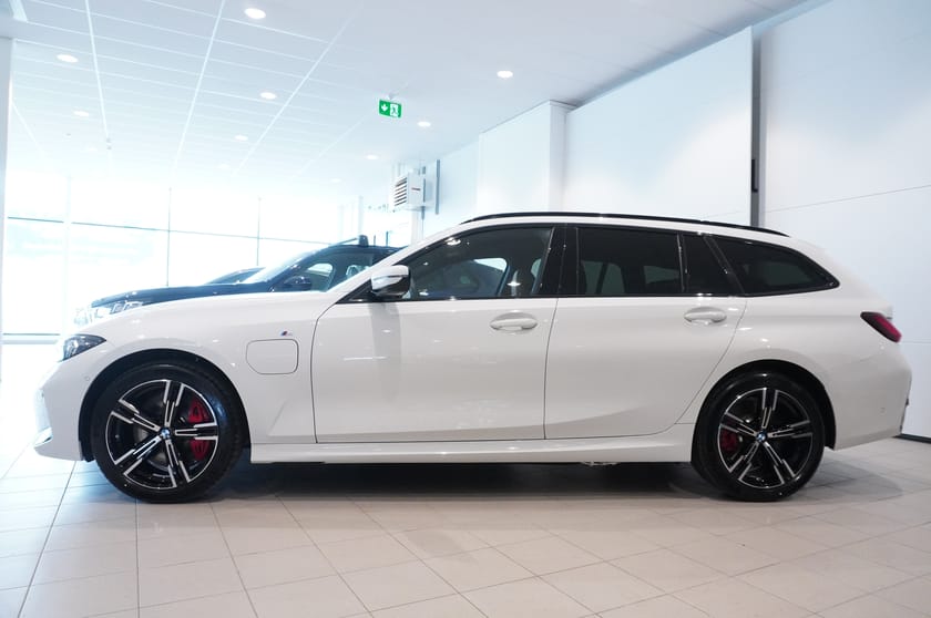 Bild 3 av BMW 330e xDrive Touring Tourign M Sport Pro Business Edition DAP El-Stol Drag