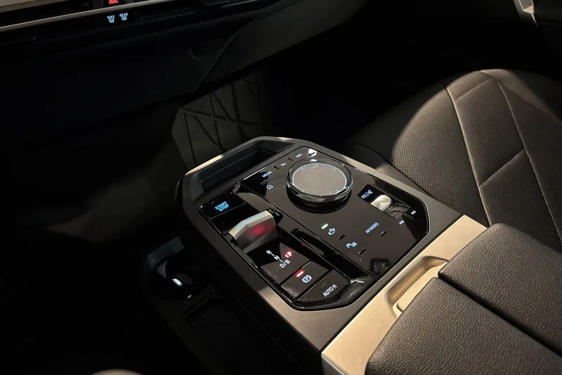 BMW iX xDrive40 bilde 16