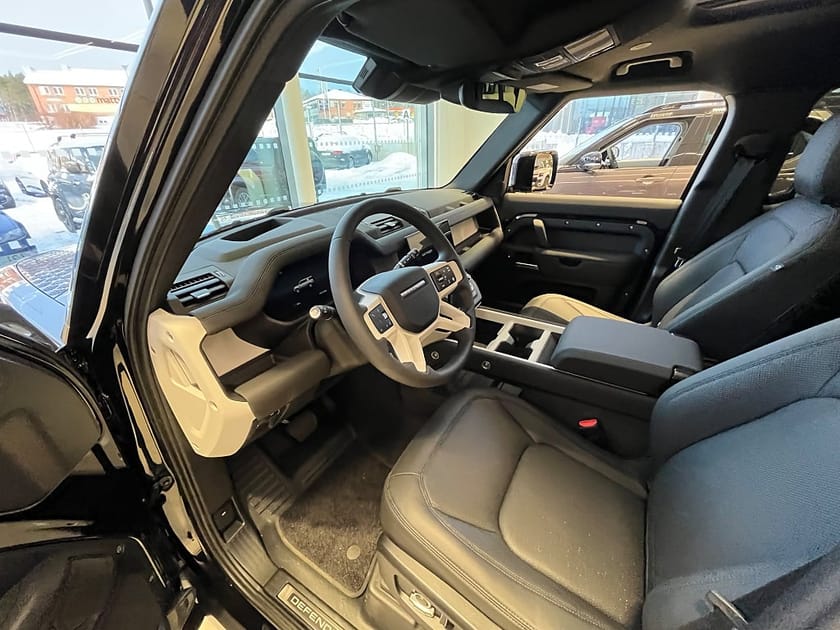 Bild 3 av Land Rover Defender 130 D300 MHEV X-Dynamic SE / 8-sits / Black Pack / Drag