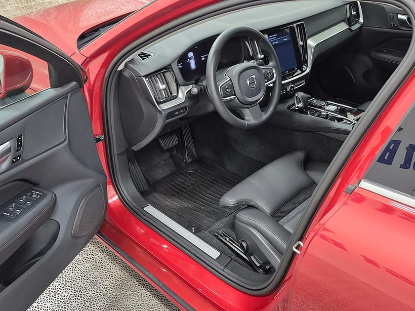 Bild 2 av Volvo V60 T6 Recharge Core Bright plug in AWD 350HK 4x4 Läder