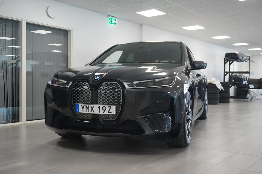 Bild 2 av BMW iX xDrive50 Sport Innovation Exclusive Comfort Drag Aktiv Styrning