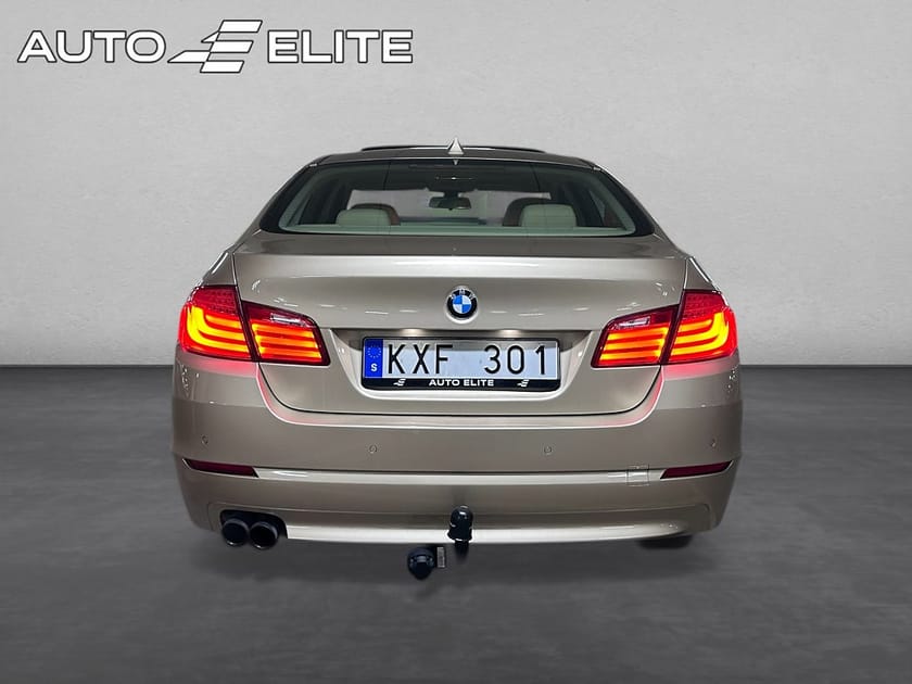 Bild 4 av BMW 528i Sedan 528 i|SEDAN|STEPTRONIC|DRAG|P-SENS|TAKLUCKA|SKINN|PÅKOSTAD