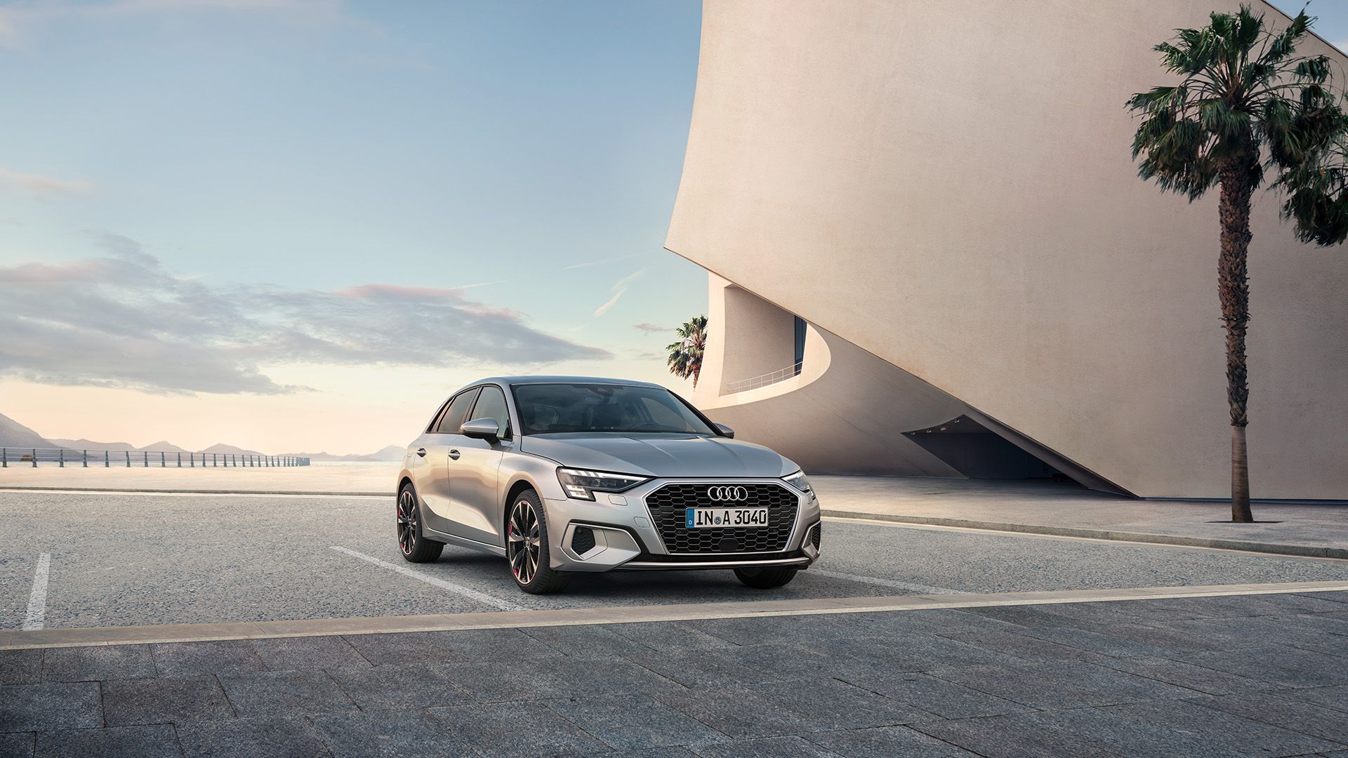 Grå Audi parkerad utomhus