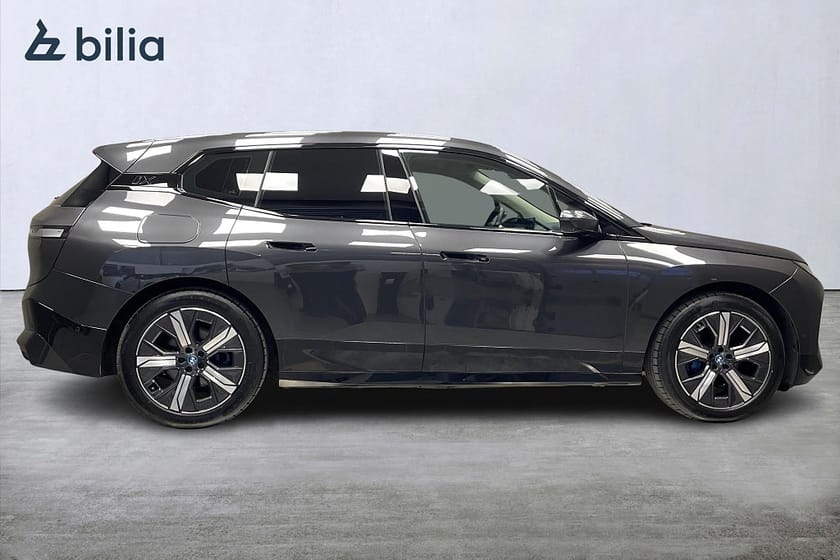 Bild 2 av BMW iX xDrive50 Comfort, Sport line, Alu 21" / Drag /