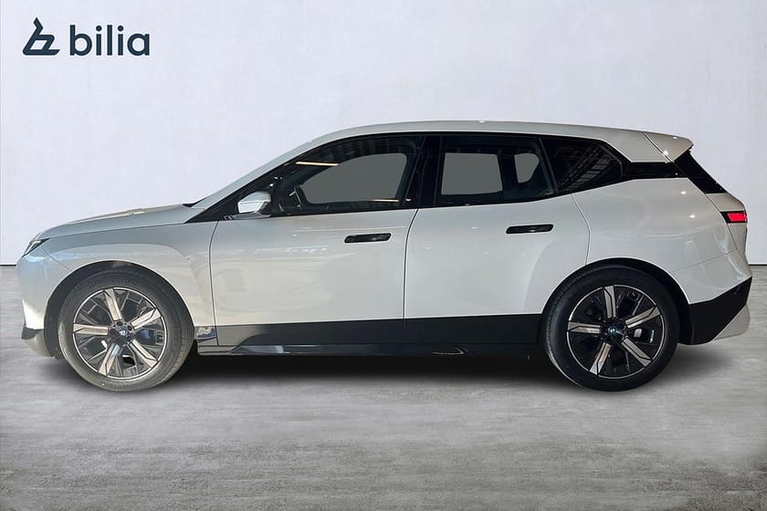 Bild 3 av BMW iX xDrive40 Comfort/Sportpaket/Drag/H/K
