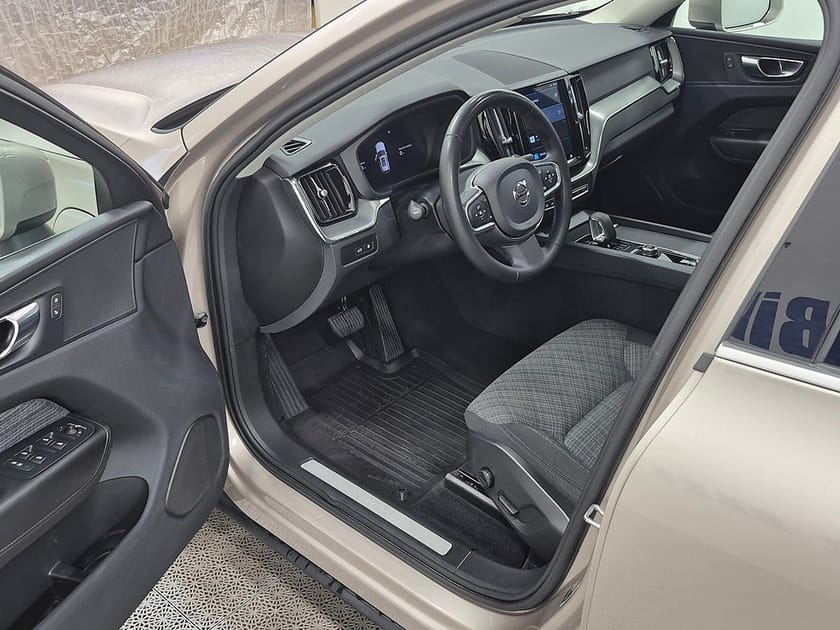 Bild 2 av Volvo XC60 T6 Recharge Core Bright plug in AWD 350HK 4x4 Panorama