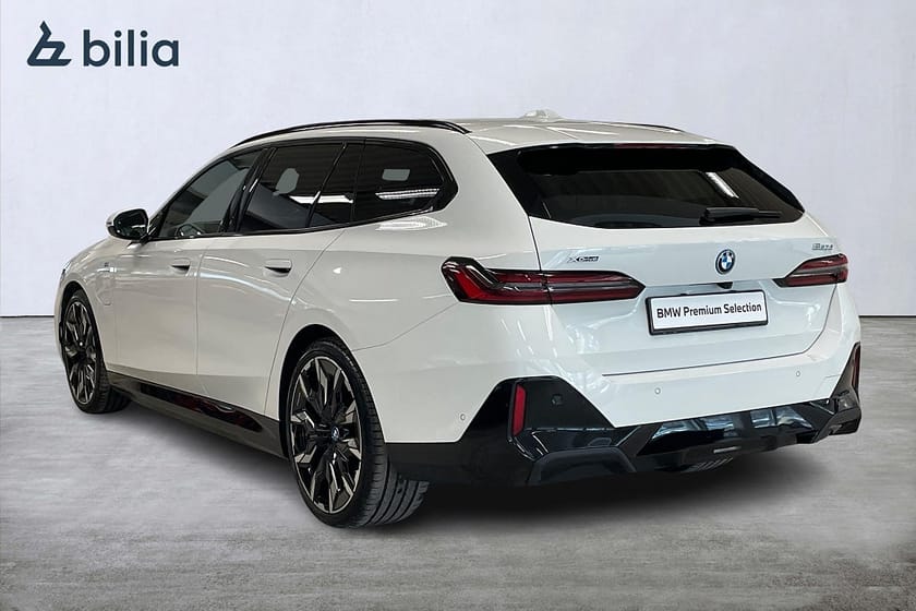Bild 2 av BMW 550e xDrive Touring 550 M-Sport | Drag | B&W | HUD | 360 kam.