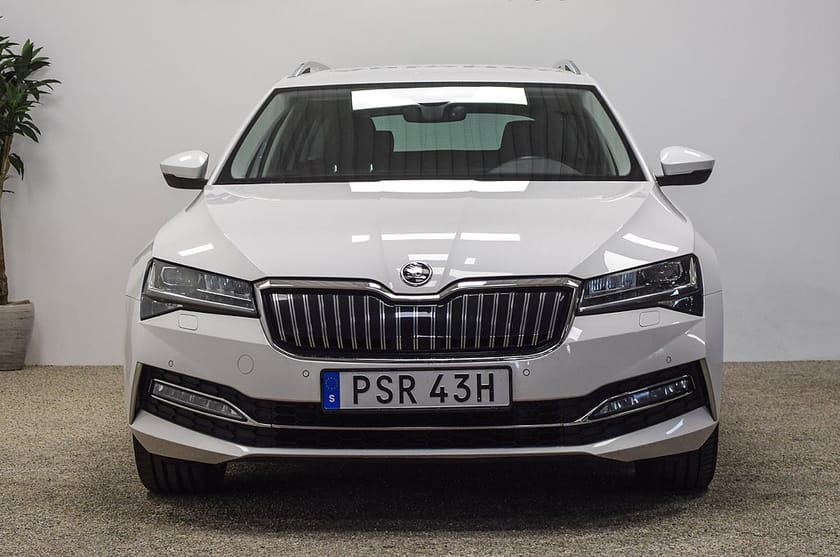 Bild 4 av Škoda Superb iV Kombi Skoda PHEV Business Style Skinn Drag Värmare Massage