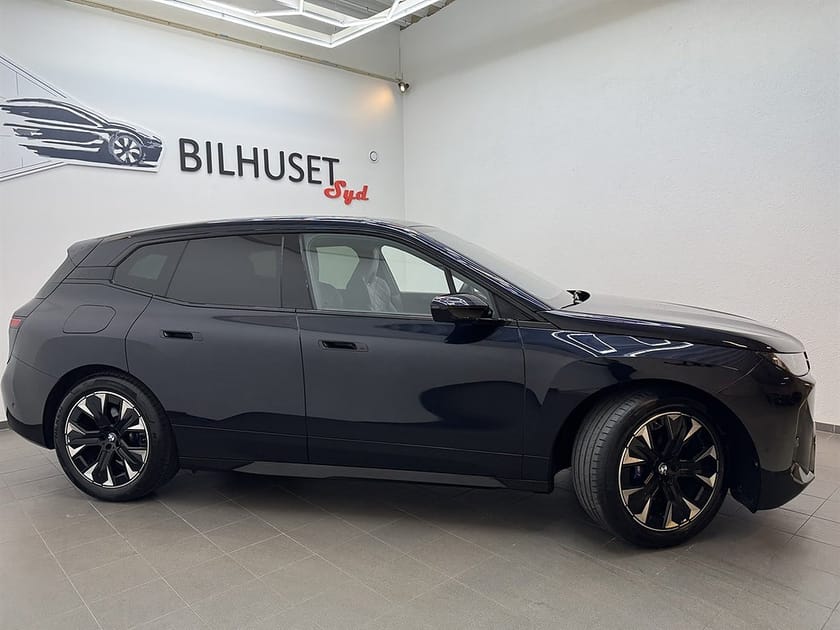 Bild 2 av BMW iX xDrive60 544hk M Sport PanoSky/HK/HUD/Krok/V-hjul/Fri service