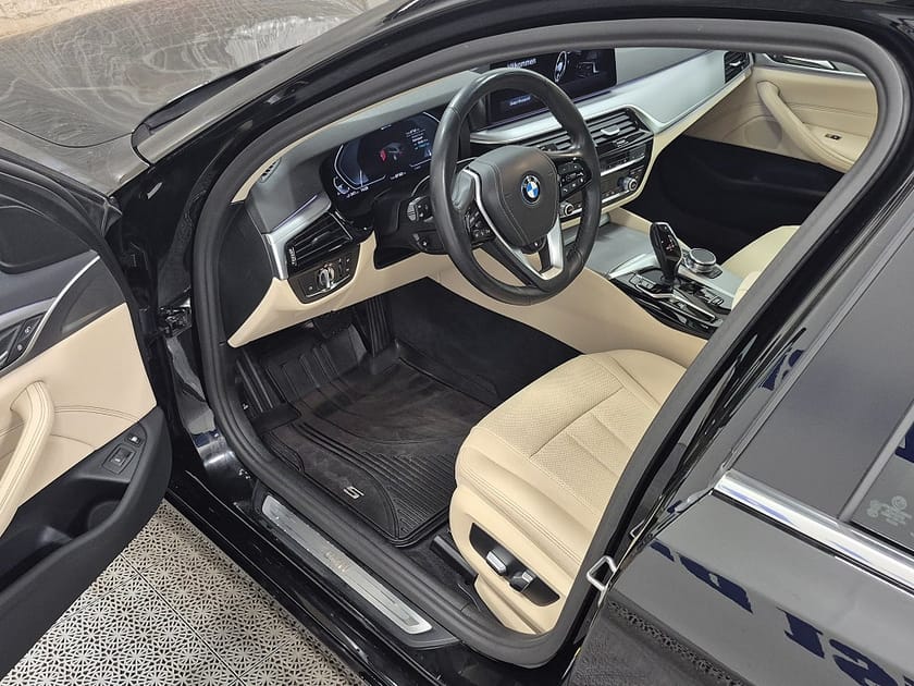 Bild 2 av BMW 530e Touring Plug in 292HK Läder Panorama