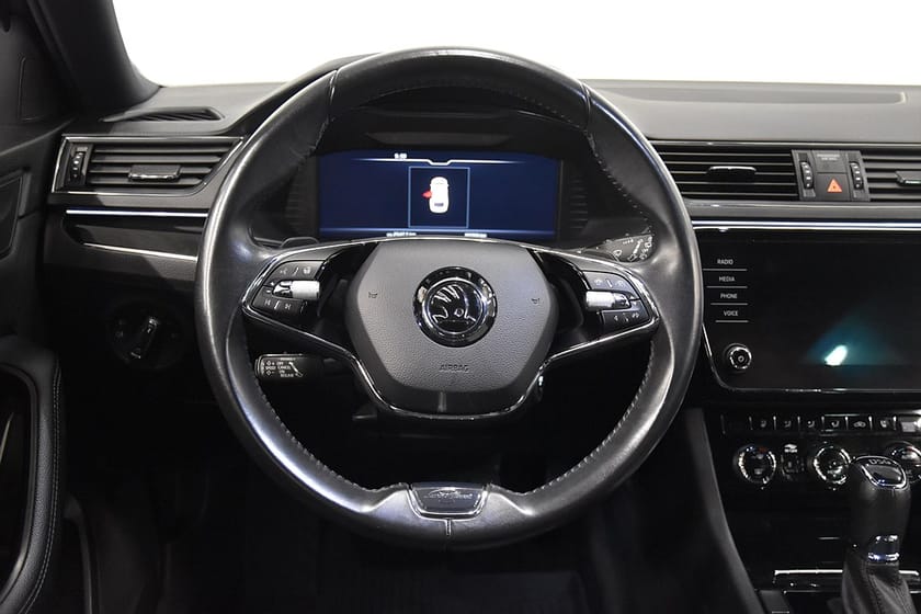 Bild 2 av Škoda Superb iV Kombi 1.4 L&K Drag Rattv P-värm Cockpit Skinn 218hk