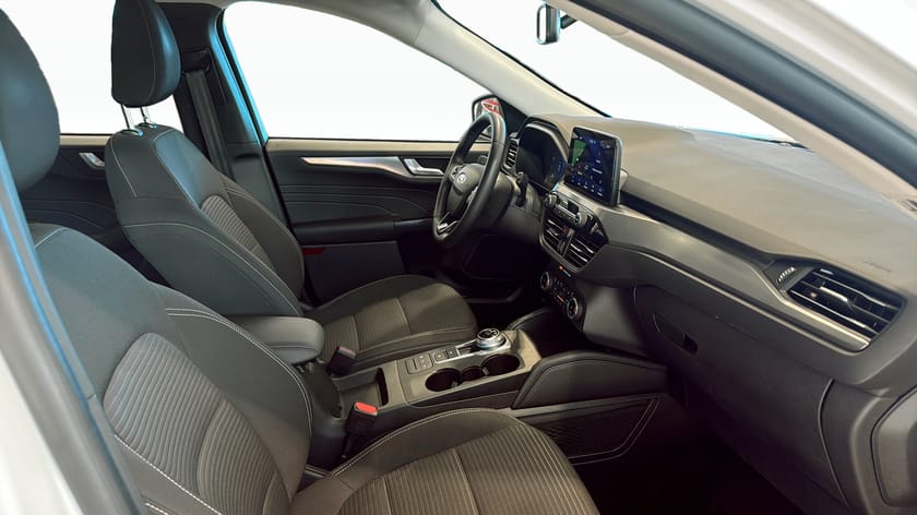 Bild 3 av Ford Kuga Plug-In Hybrid Titanium 225hk Carplay Rattvärme 56km-Elräckvidd