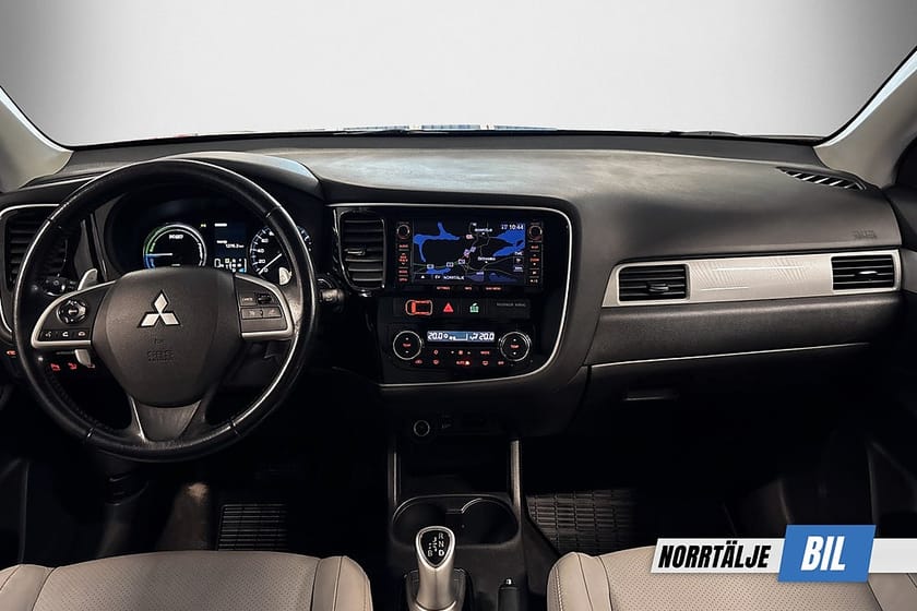 Bild 3 av Mitsubishi Outlander PHEV CVT 203 HK 4WD NAVI DRAG BLUETOOTH BACKKAMERA 18"