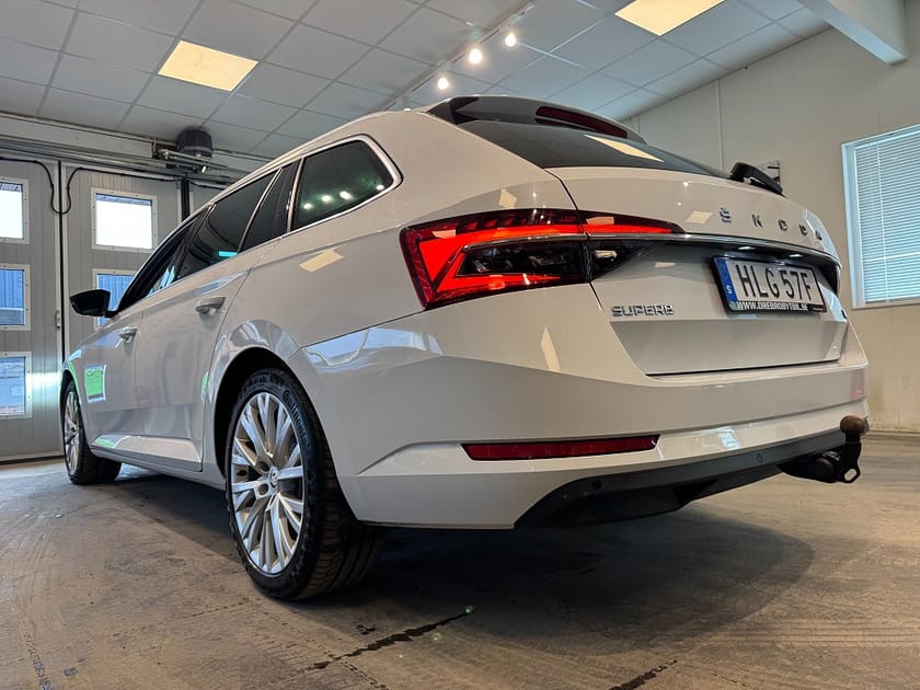 Bild 3 av Škoda Superb iV Kombi Skoda 1.4 TSI Business Style Drag Värmare Cockpit