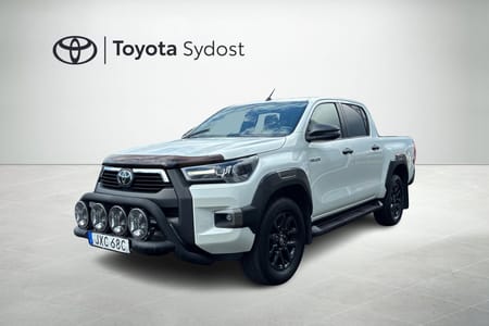 Toyota Hilux Dubbelhytt 2.8 4WD Invincible Drag Automat Navigation Backkamera Värmare Skinn Kåpa mm.