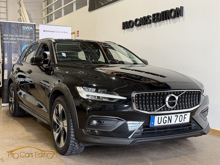 Bild 1 av Volvo V60 Cross Country B4 AWD | 197hk Momentum | Drag | B-Kamera | CarPla