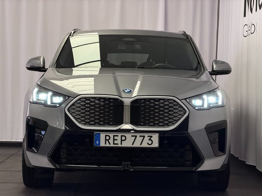 Bild 3 av BMW iX2 xDrive30 M-Sport H&K/Drag/El stol/
