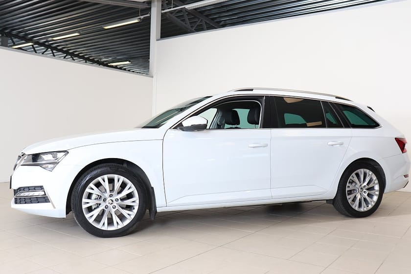 Bild 2 av Škoda Superb iV Kombi Skoda 1.4 TSI Business Style Skinn Drag Värmare