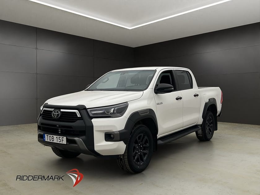 Bild 1 av Toyota Hilux Dubbelhytt Invincible 2.8 4WD Drag Kamera Diff Skinn MOMS