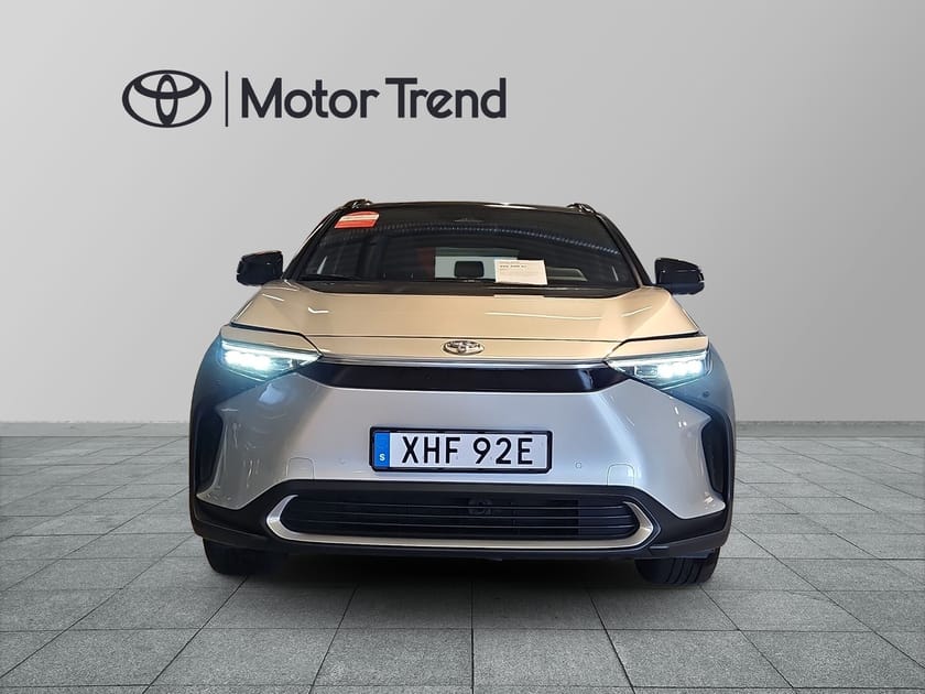 Bild 3 av Toyota bZ4X AWD EXECUTIVE PANORAMAGLASTAK BI-TONE INK VINTERHJUL/DRAGKROK