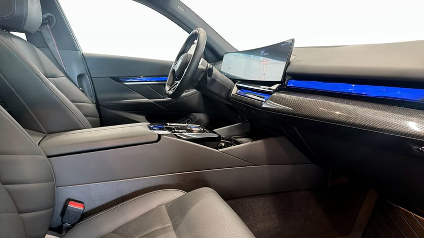 Bild 3 av BMW i5 M60 xDrive Sedan M-Sport Pro Innovation Travel B/W Pano Drag