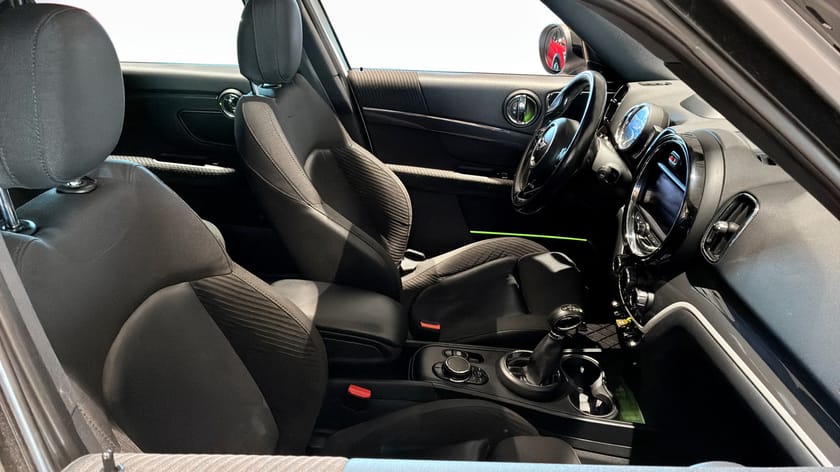 Bild 3 av MINI Countryman Cooper SE ALL4 Panorama / Navi / Harman Kardon / Apple CarPlay