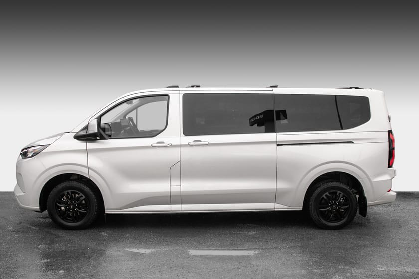 Bilde 2 av Ford E-Transit Custom 340 Combi 9-seter /L2/217hk/Limited/Krok/Ryggekamera