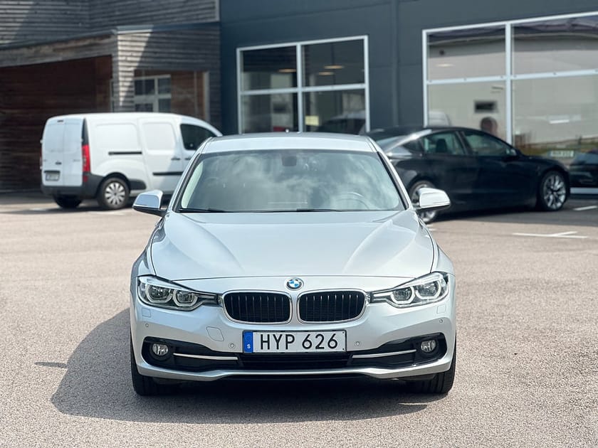Bild 3 av BMW 320d xDrive Sedan 320 Sport line Drag | Navi | HiFi | Skinn