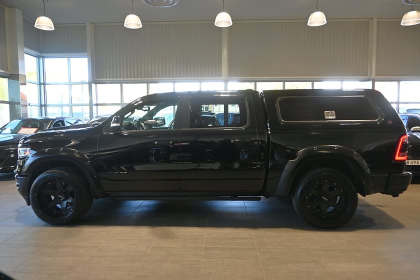 Bild 2 av RAM 1500 Crew Cab Limited Night 394hk Släde Kåpa Breddad TUFF