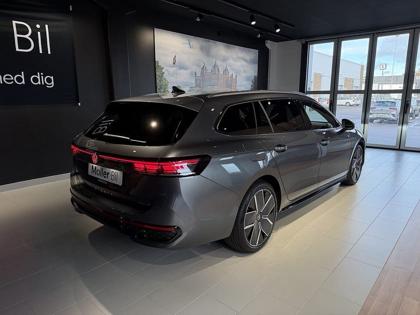 Bild 3 av Volkswagen Passat Sportscombi R-Line eHybrid SWE Edt., 272hk, 12 Mil El!