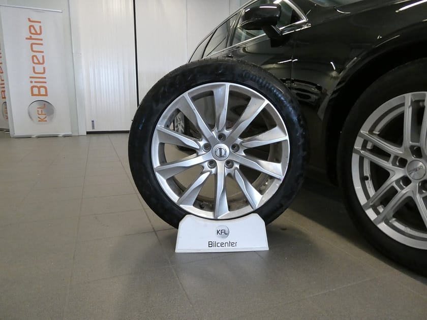 Bild 2 av Volvo V90 D4 Aut-Drag-VOC-Värmare-Nyservad-Skinn-SoV