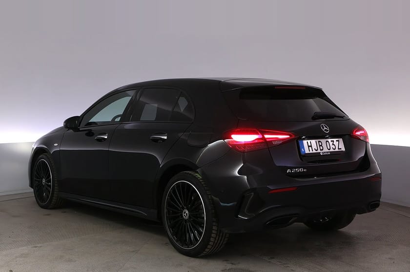 Bild 4 av Mercedes-Benz A 250 e AMG Kamera BSM Burmester Rattvärme