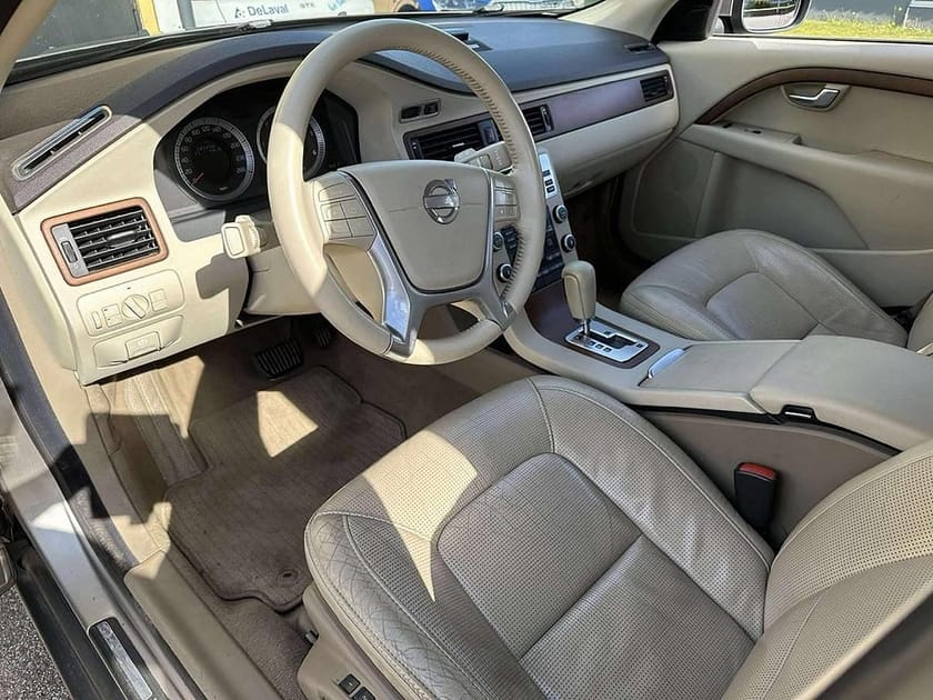 Bild 5 av Volvo XC70 D5 AWD Summum Aut DVD Drag Skinn Värmare