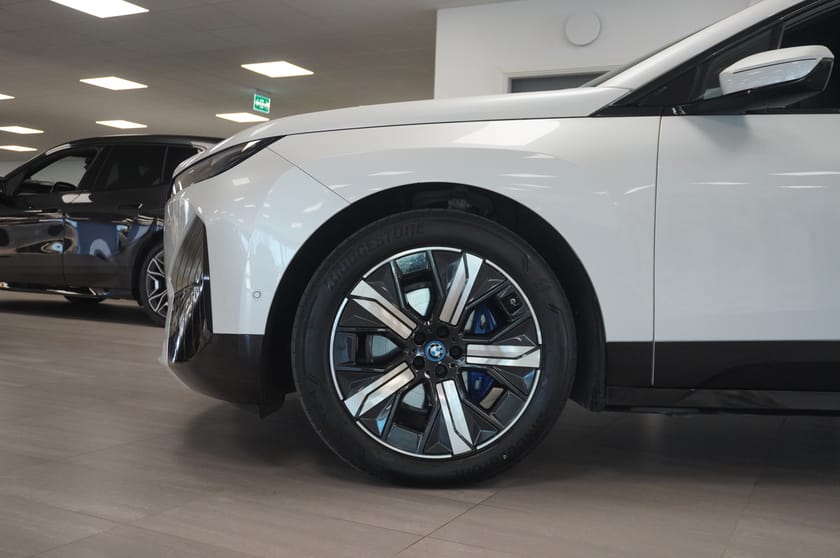 Bild 3 av BMW iX xDrive40 Sport Innovation Comfort H K Laser Drag