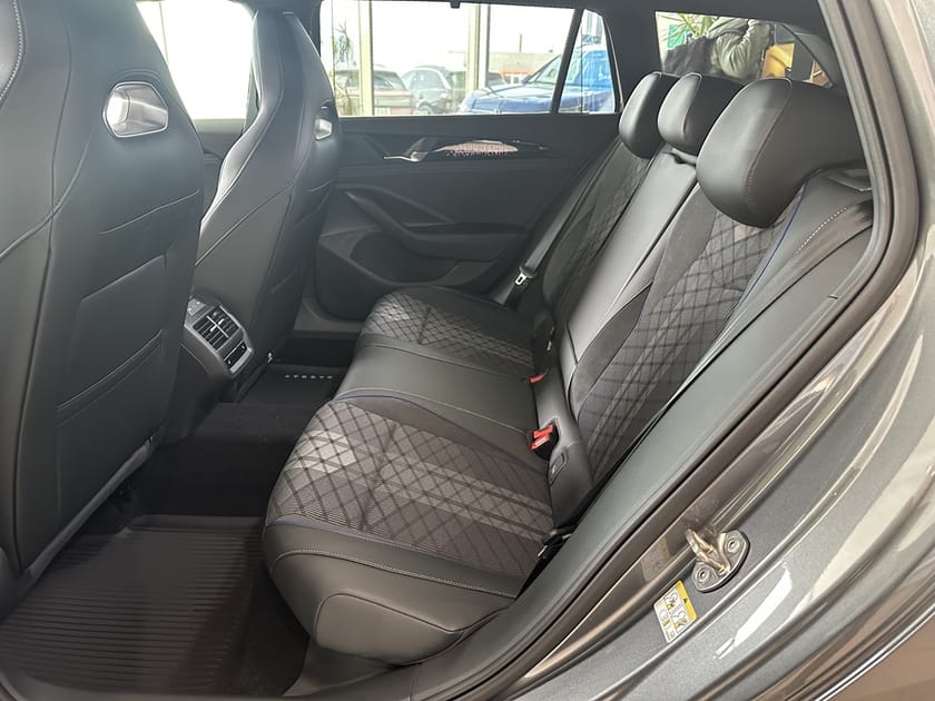 Bild 4 av Volkswagen Passat Variant eHybrid 272 DSG6 R-LINE