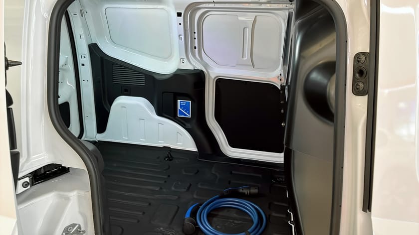 Bild 5 av Ford E-Transit Courier Skåp Limited 136hk Automat