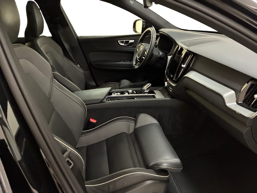 Bild 4 av Volvo XC60 T6 Plus Black Nordic Edition | H/K | 360 Kamera | Dragkrok |